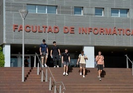 Alumnos saliendo de la Facultad de Informática, en una imagen de archivo.