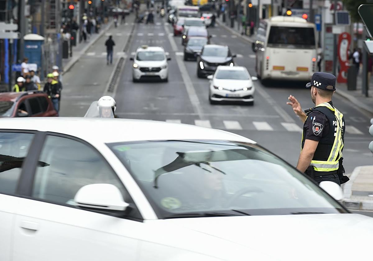 Un agente dirige el tráfico en la Gran Vía de Murcia.