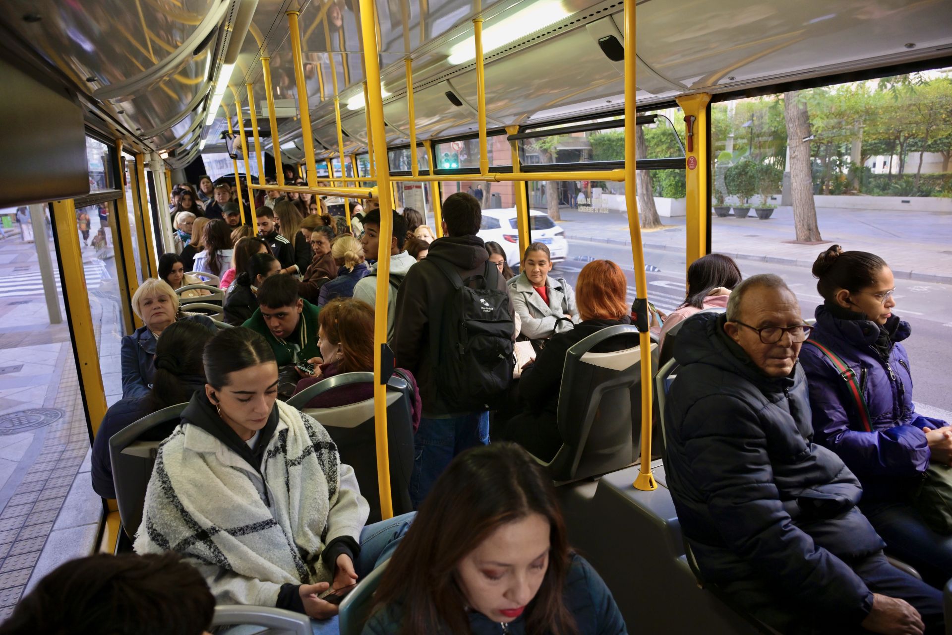 Servicios mínimos en Murcia durante la huelga de transportes de este viernes, en imágenes