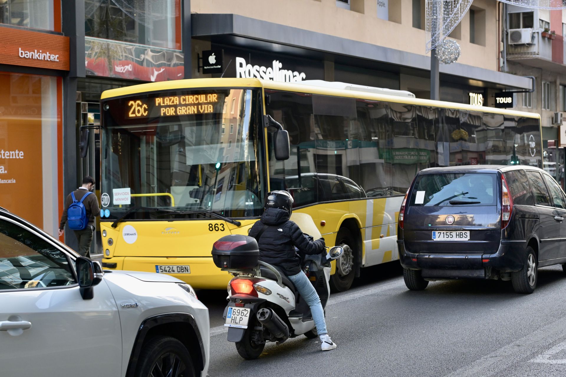 Servicios mínimos en Murcia durante la huelga de transportes de este viernes, en imágenes