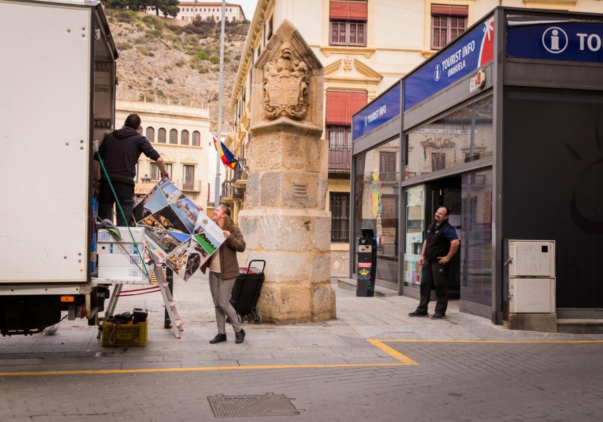 Un camión carga todos los enseres que había en la 'pecera'.