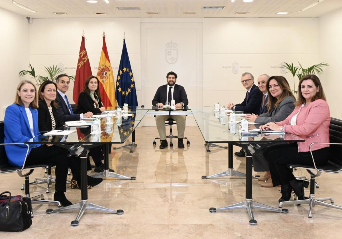 Momento de la reunión con el presidente Fernando López Miras.