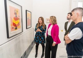 Inauguración de 'This is pop' con la alcadesa Arroyo en el centro.