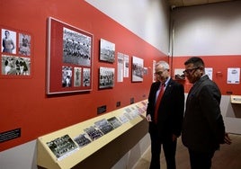 Pedro García (izquierda), comisario de la exposición.