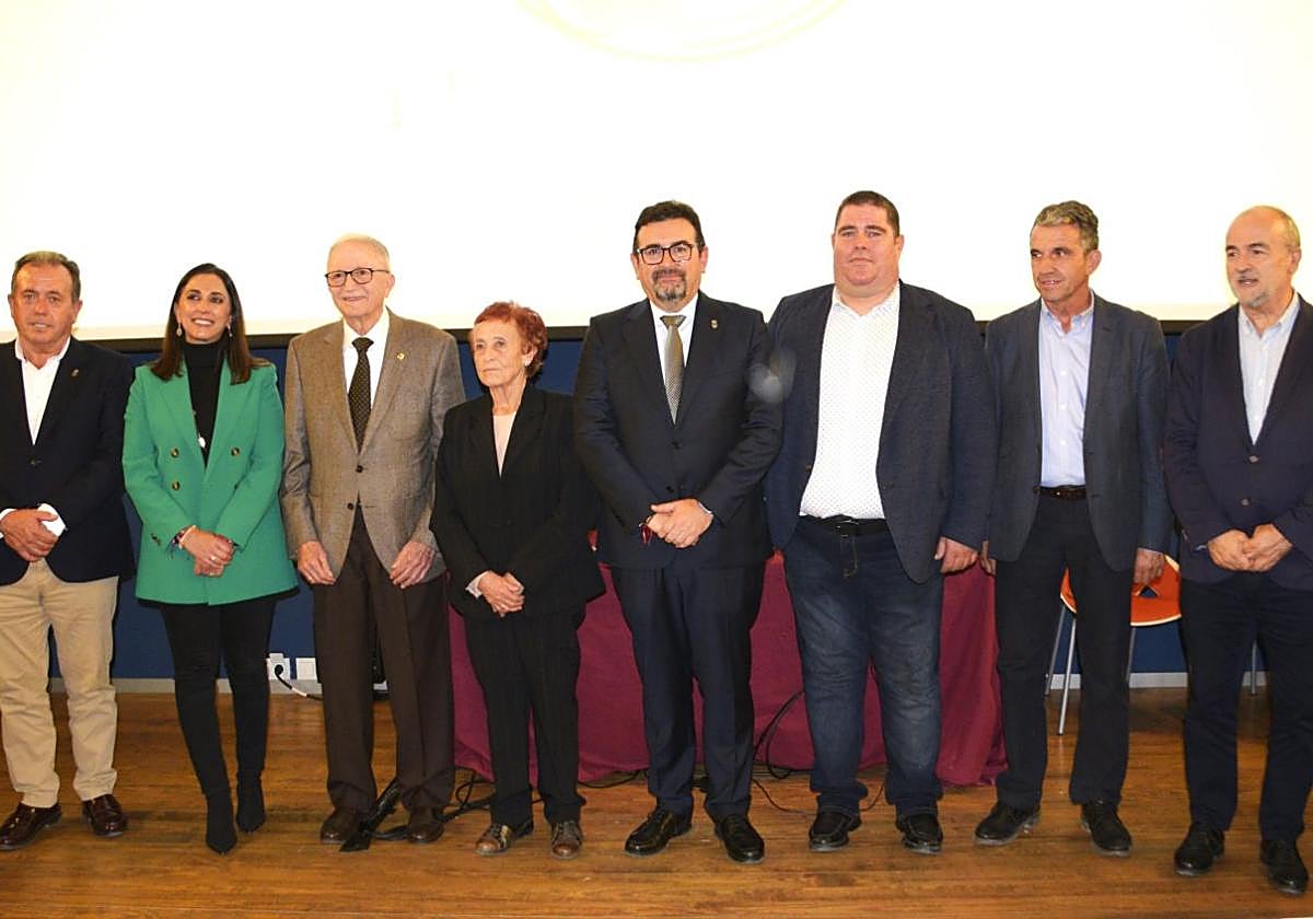 De izquierda a derecha: Manuel Martínez, concejal de agricultura; Sara Rubira, Consejera; los premiados Fernando Galindo y Antonia Herrera; el Alcalde Tomás Rubio, Miguel Ángel Piñera, José Miguel Marín y Francisco González Zapater, secretario de agricultura.