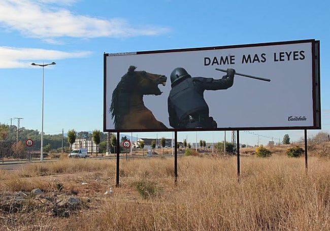 Exposición de obras de gran formato de la artista Carmen Cantabella en vallas publicitarias en 2014.