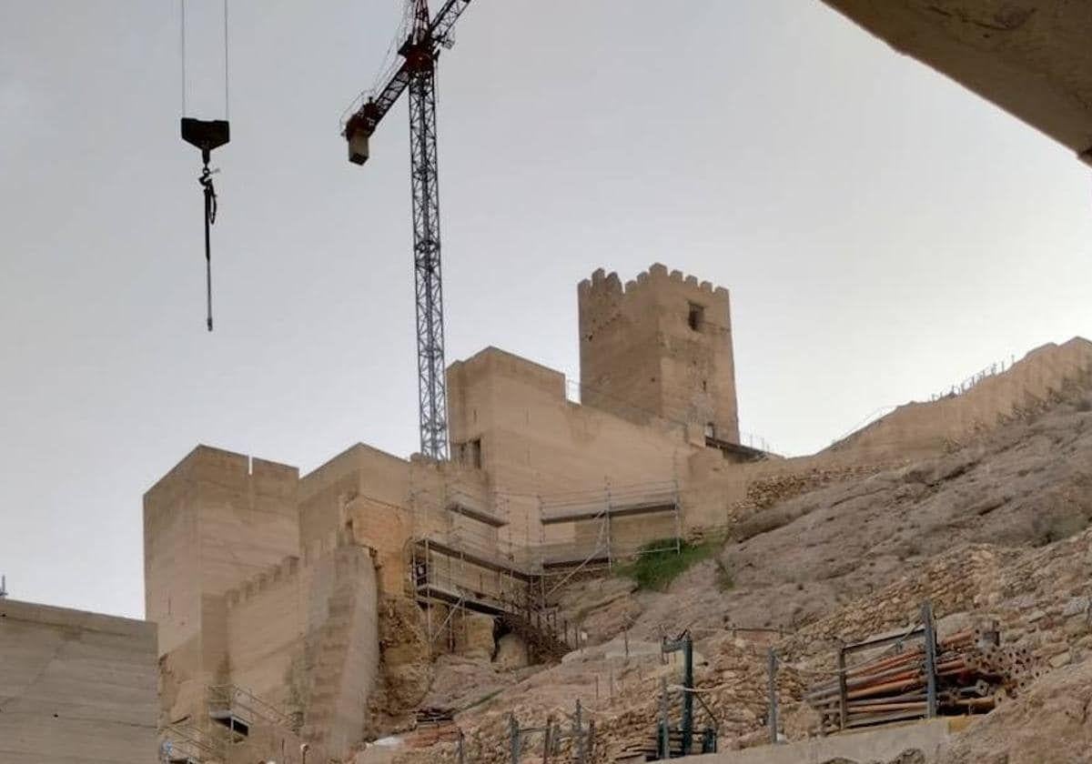 Una grúa sobre el castillo de Alhama de Murcia durante unos antiguos trabajos de rehabilitación, en una imagen de archivo.