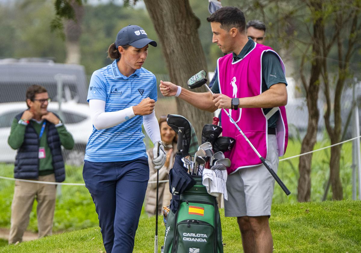 Carlota Ciganda celebrando un buen golpe con su 'caddie' Javier Erviti.