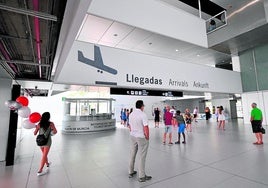 Zona de llegada de viajeros en el aeropuerto regional.