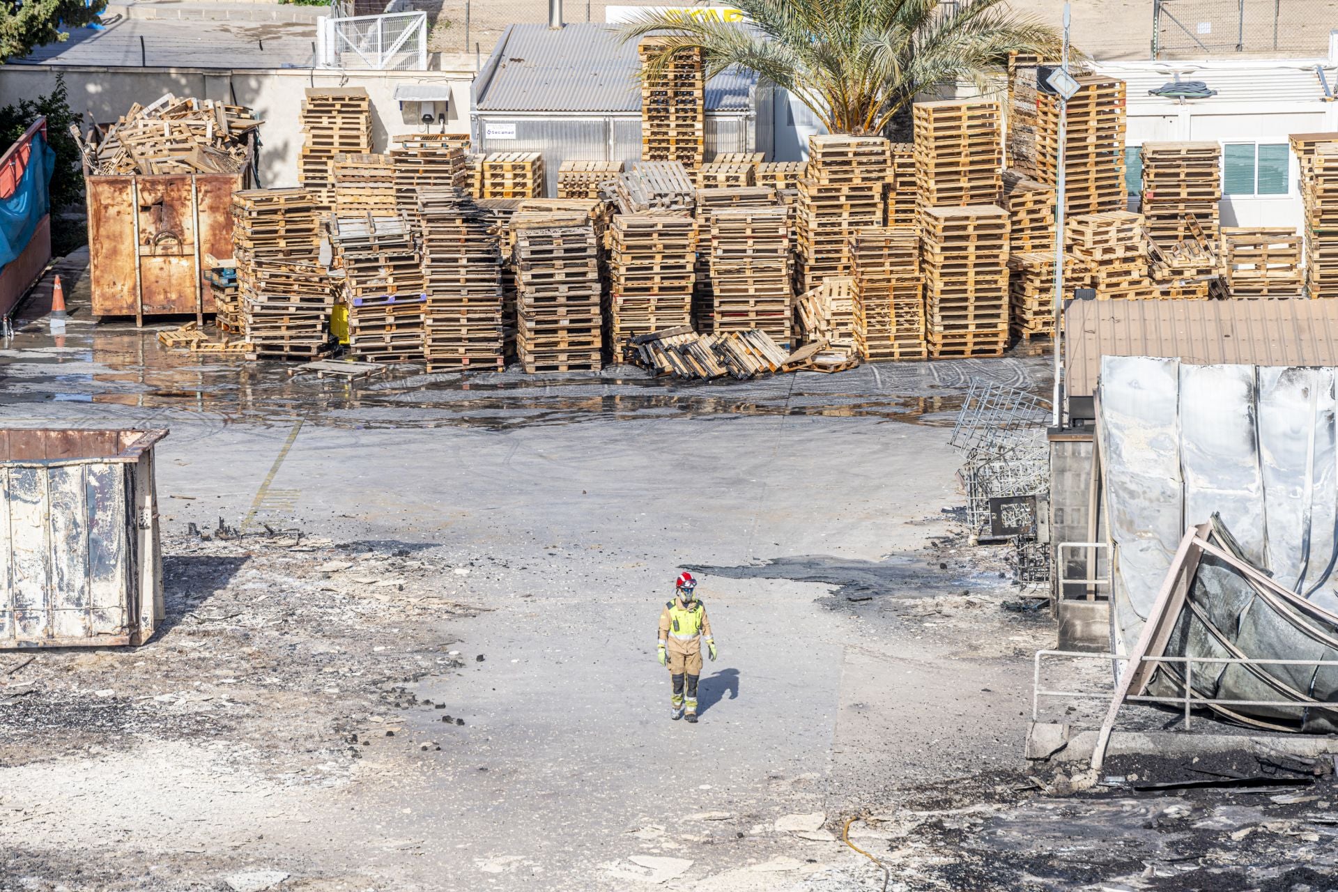 Arde un almacén de palés en Puente Tocinos