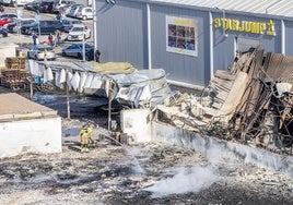 Estado de la nave incendiada, este sábado por la mañana, con los bomberos todavía trabajando en refrescar la zona.