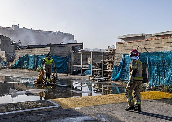 Arde un almacén de palés en Puente Tocinos