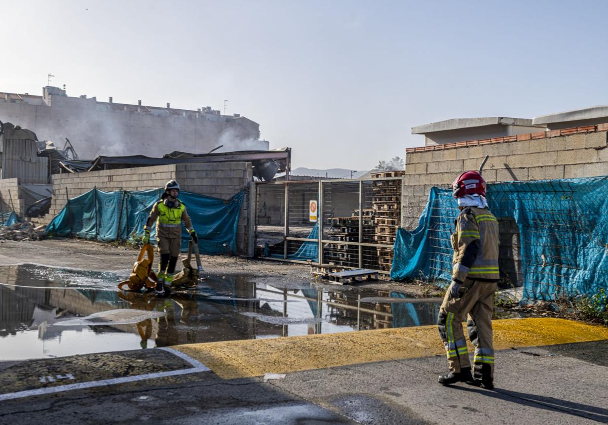 Arde un almacén de palés en Puente Tocinos