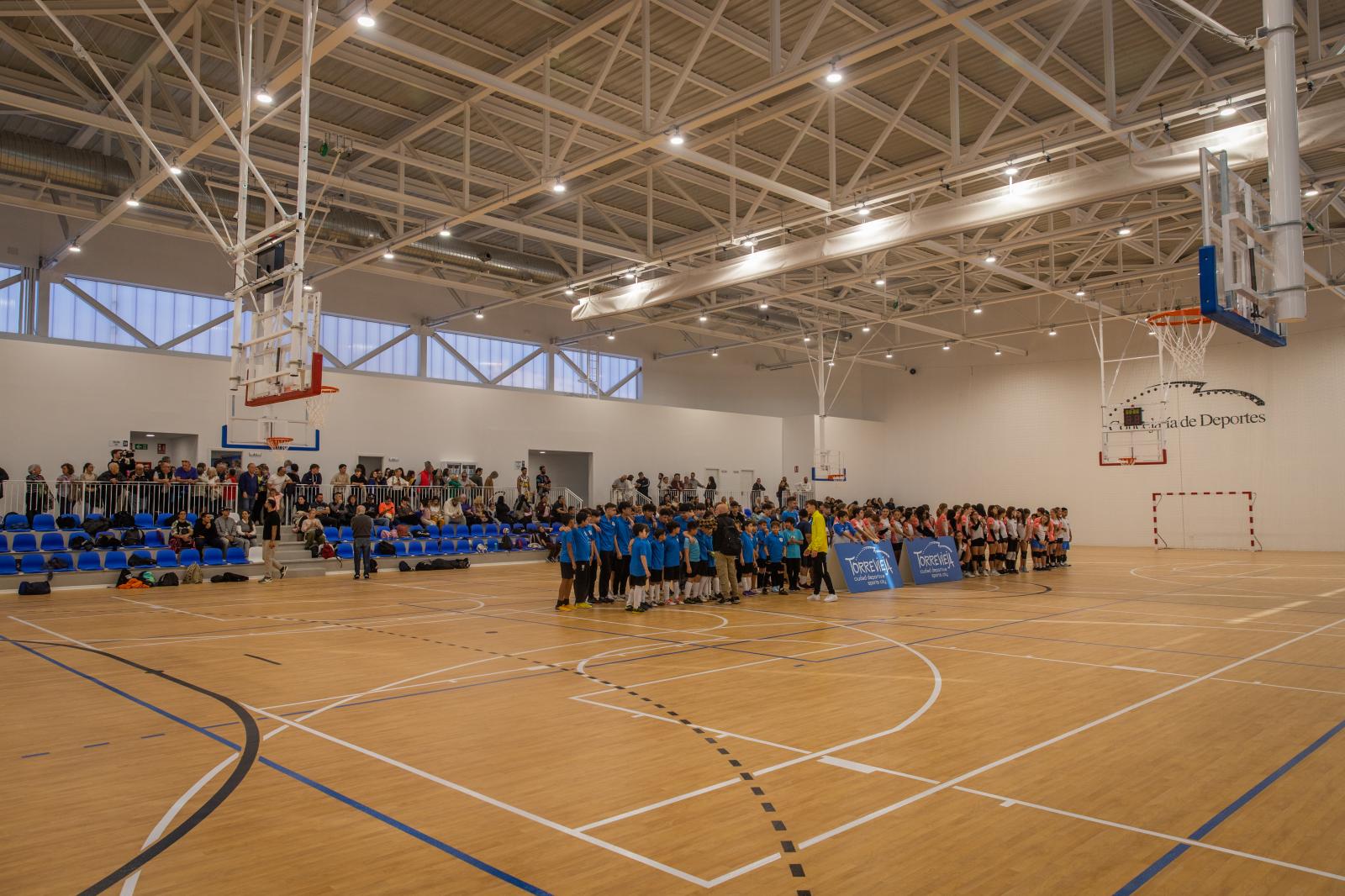 La inauguración del nuevo pabellón polideportivo de La Mata, en imágenes