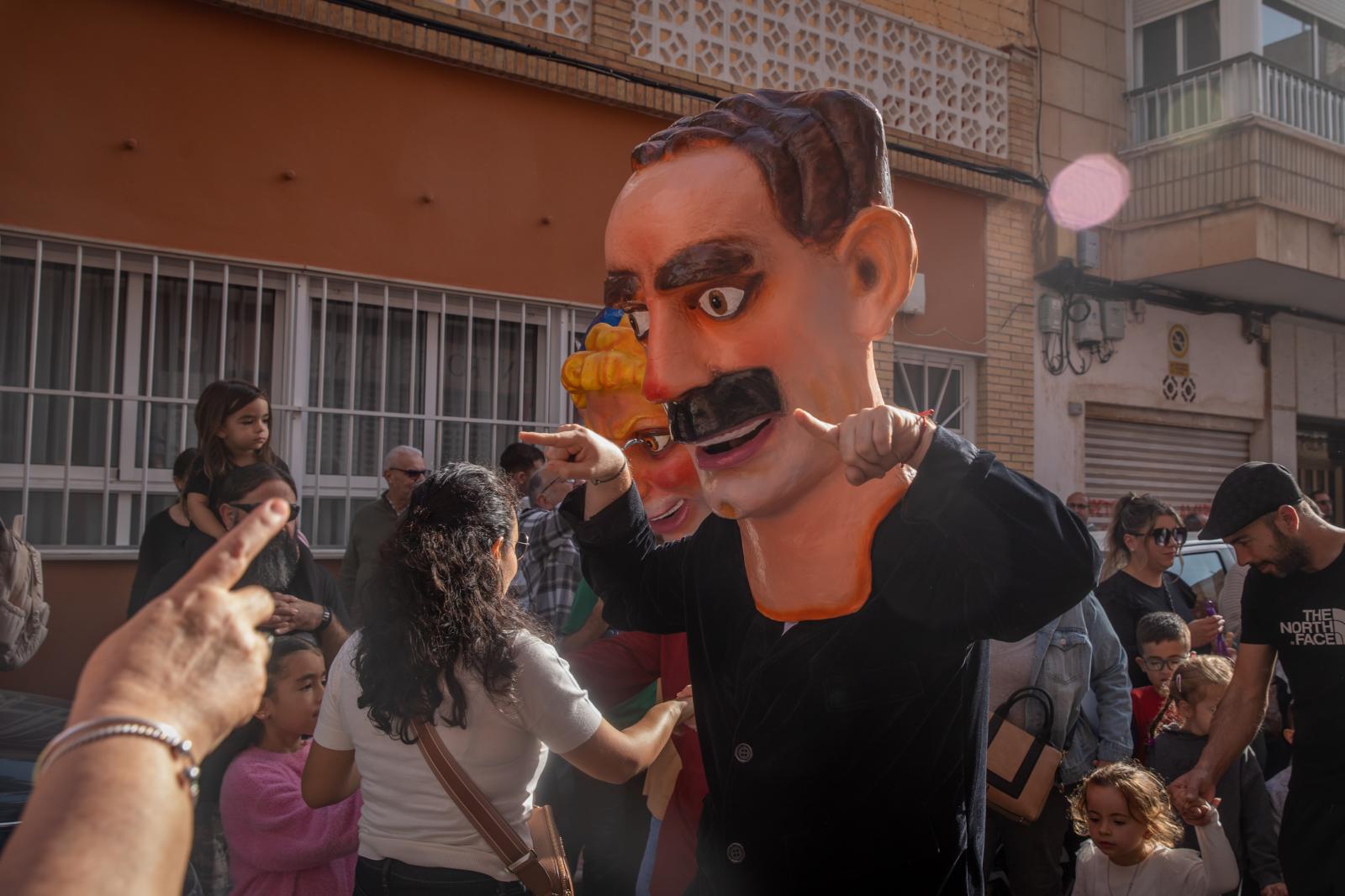 Las imágenes de la primera salida a la calle de la charamita en Torrevieja