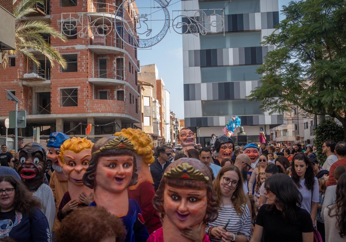 Las imágenes de la primera salida a la calle de la charamita en Torrevieja