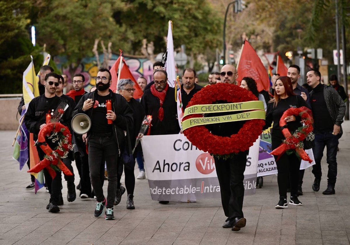 Un 'cortejo fúnebre' para denunciar «el recorte a la prevención del VIH» en la Región de Murcia