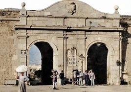 Puerta de San José, con sus policías vigilando antes de los arcos.