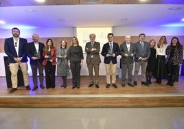 De izq. a dcha., Joaquín Susmozas, padrino de la gala; Joaquín Ruiz, gerente de Fundación Integra; Catalina Guerrero, directora de la Cátedra de Innovación Social de la UMU; María Teresa Sánchez, presidenta autonómica de Cruz Roja; Conchita Ruiz, consejera de Política Social, Familias e Igualdad; Alberto Aguirre, director de LA VERDAD; José Miguel Luengo, alcalde de San Javier; José Antonio Planes, director de Cáritas en la Región; Fulgencio Perona, concejal de Seguridad Ciudadana y Emergencias del Ayto. de Murcia; Lourdes Toribio, delegada de la Fundación 'la Caixa' en la Región; Pilar Torres, concejala de Bienestar Social, Familia y Salud de Murcia, y Rocío Vera, directora de Espacio Fundación 'la Caixa', ayer.