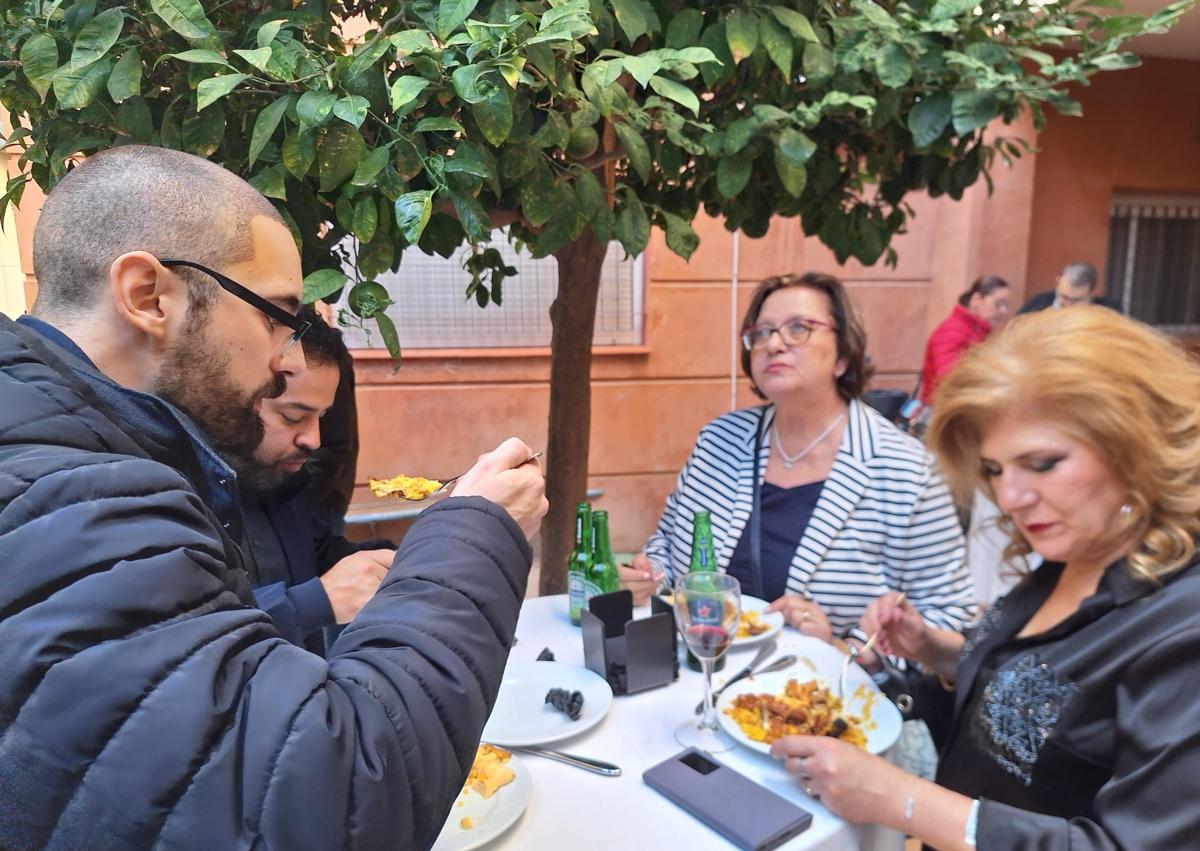 Imagen secundaria 1 - La Esquina y Bar Estanco se alzan como ganadores del Concurso de Arroz y Costra en Orihuela