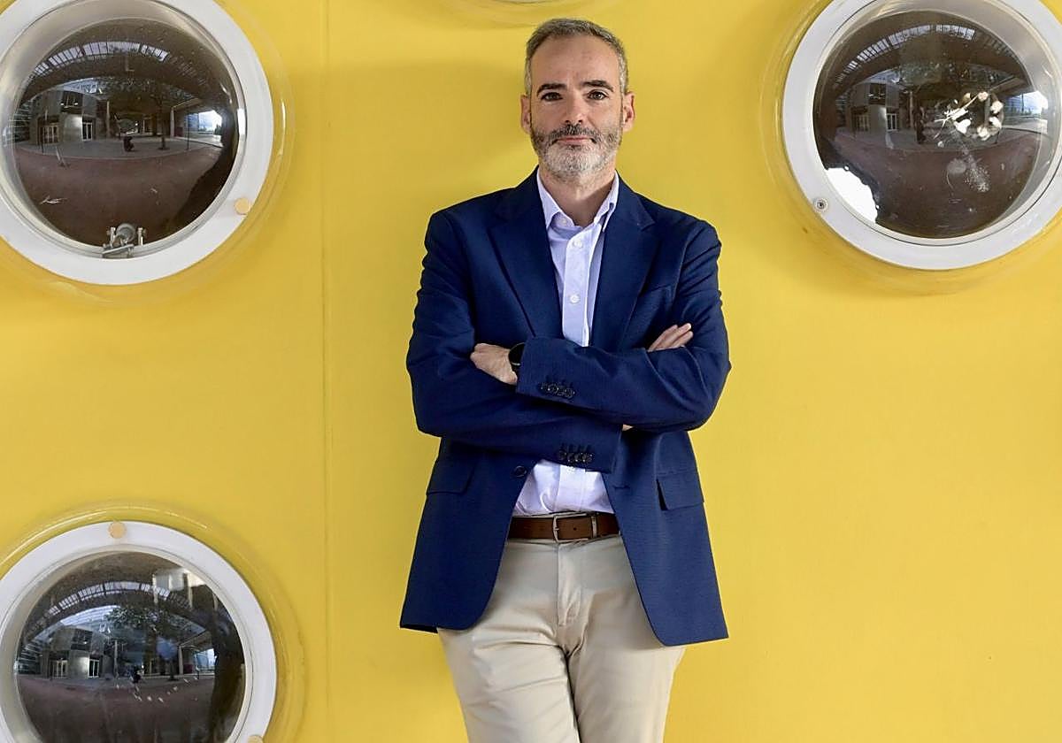 Samuel Baixauli, en uno de los patios exteriores de la Facultad de Economía, en el campus de Espinardo.