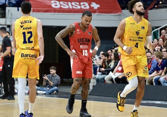 Troy Caupain, que regresaba de su lesión, camina cabizbajo en el partido contra el Gran Canaria.