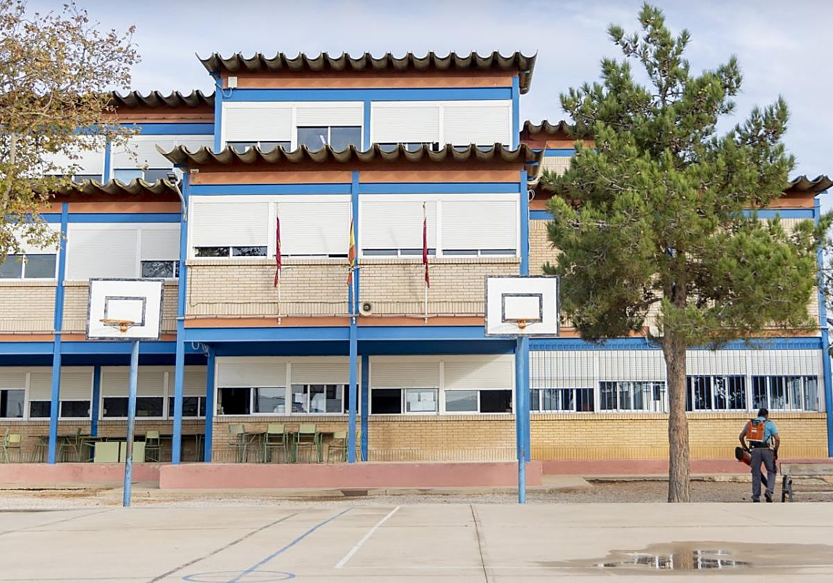 Un trabajador de la limpieza en el patio del colegio La Asomada, en una foto de hace días.