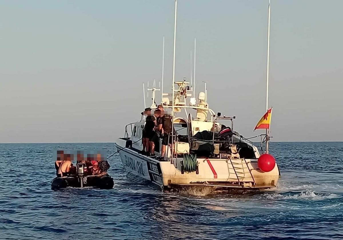 La Guardia Civil rescata a varios inmigrantes cerca de la costa de la Región, en una foto de archivo.