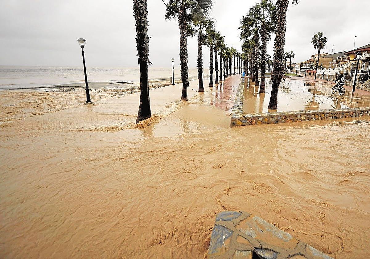 Agua de lluvia cargada de sedimentos entró al Mar Menor por Santiago de la Ribera en la DANA de 2019.