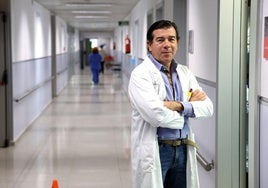 Juan José Martínez, jefe de sección de Aparato Digestivo del Reina Sofía, en el hospital.