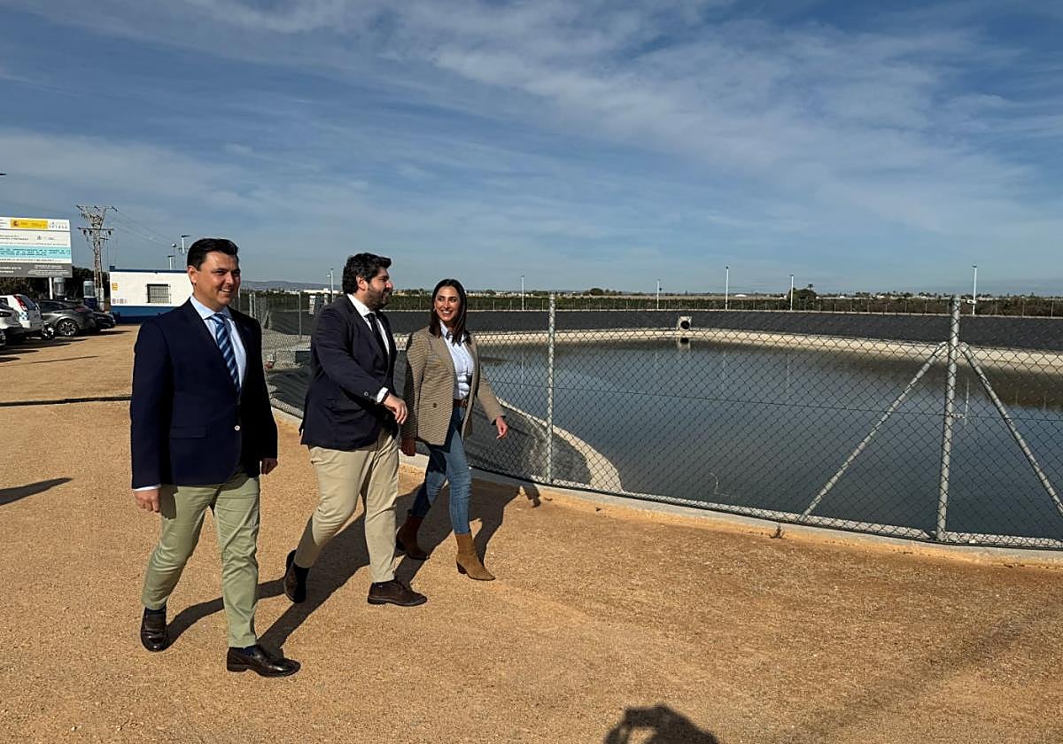 El alcalde de San Javier, José Miguel Luengo; el presidente del Gobierno regional, Fernando López Miras, y la consejera de Agricultura, Sara Rubira, visitan la nueva balsa de laminación.
