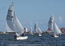 Regata de la clase snipe en aguas de Santiago de la Ribera.