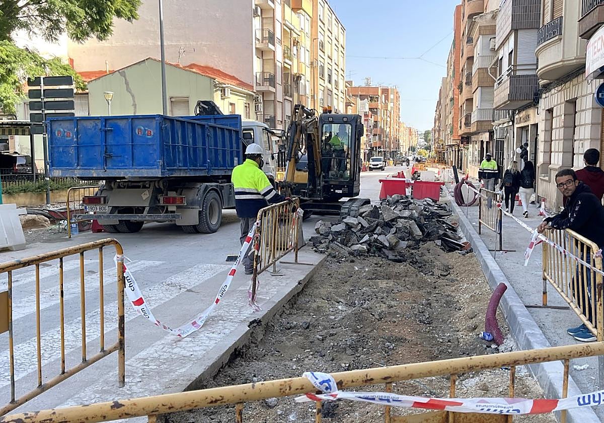 Obreros trabajando en la avenida la semana pasada.