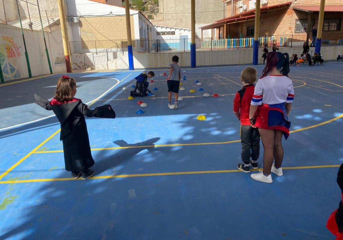 Alumnos en el patio de un colegio de Ulea.