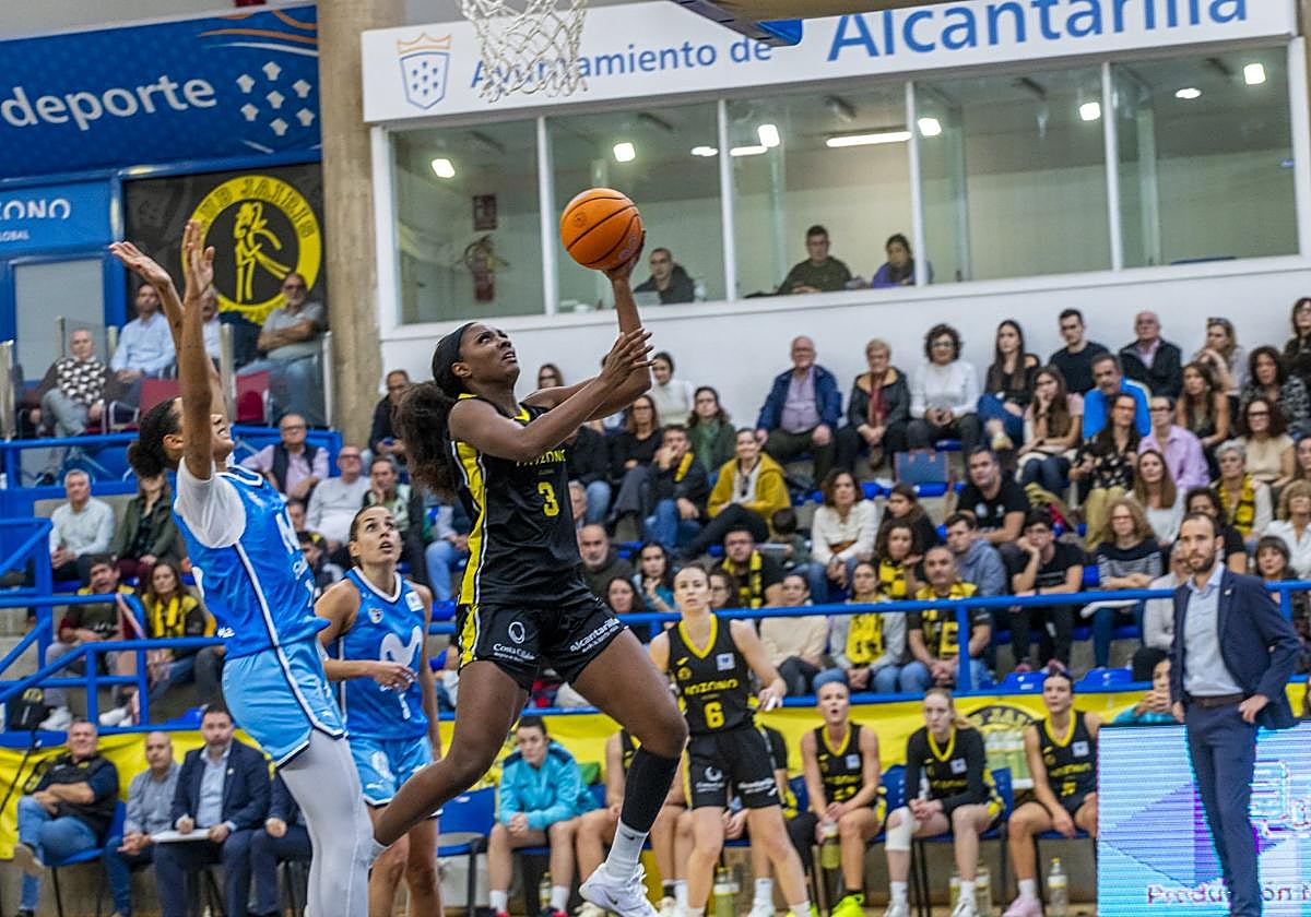 Extensión de izquierda de Chelsea Nelson para buscar la canasta.