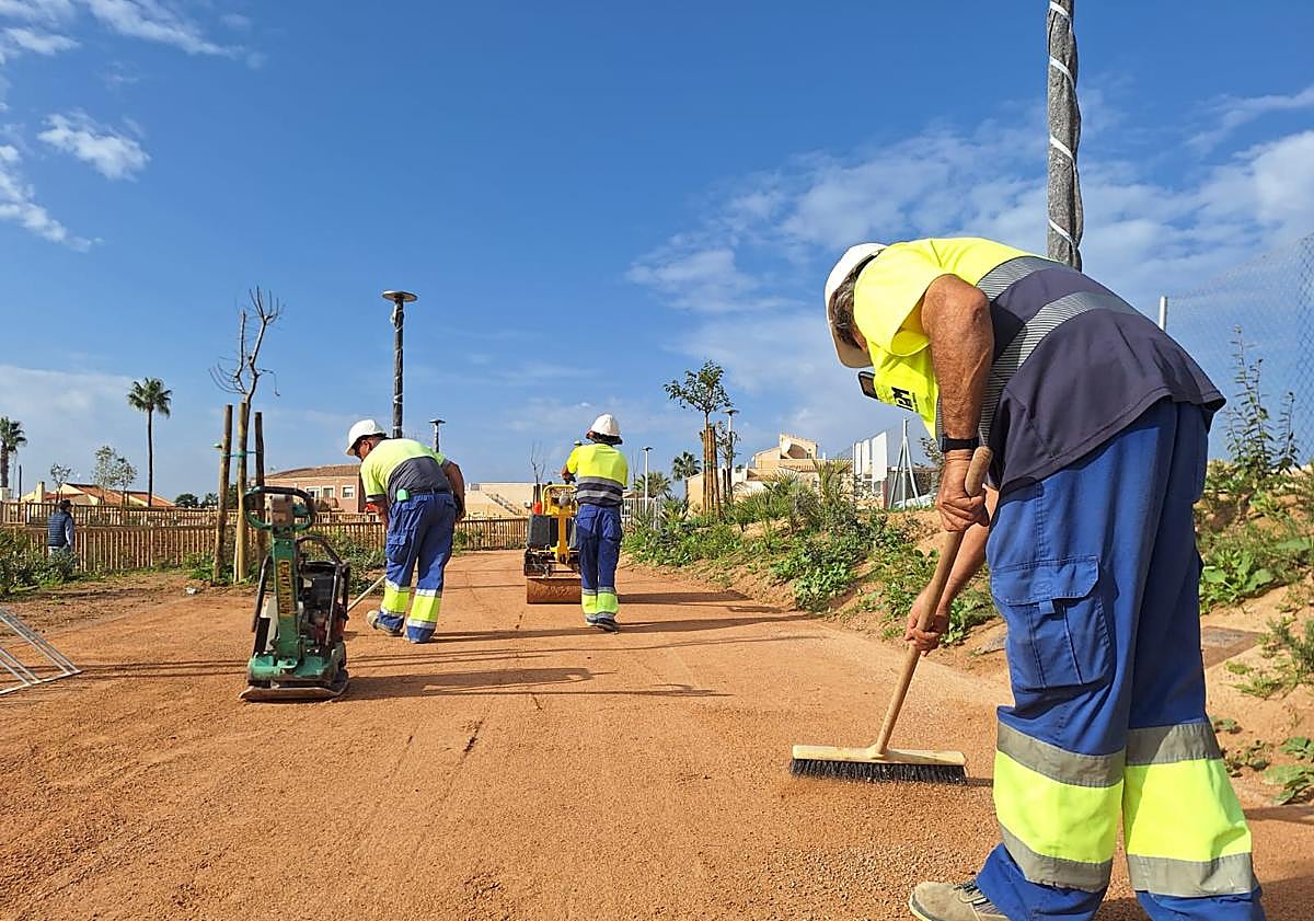 Imagen principal - Vista del alcalde y Agamed a las obras del parque, este lunes.