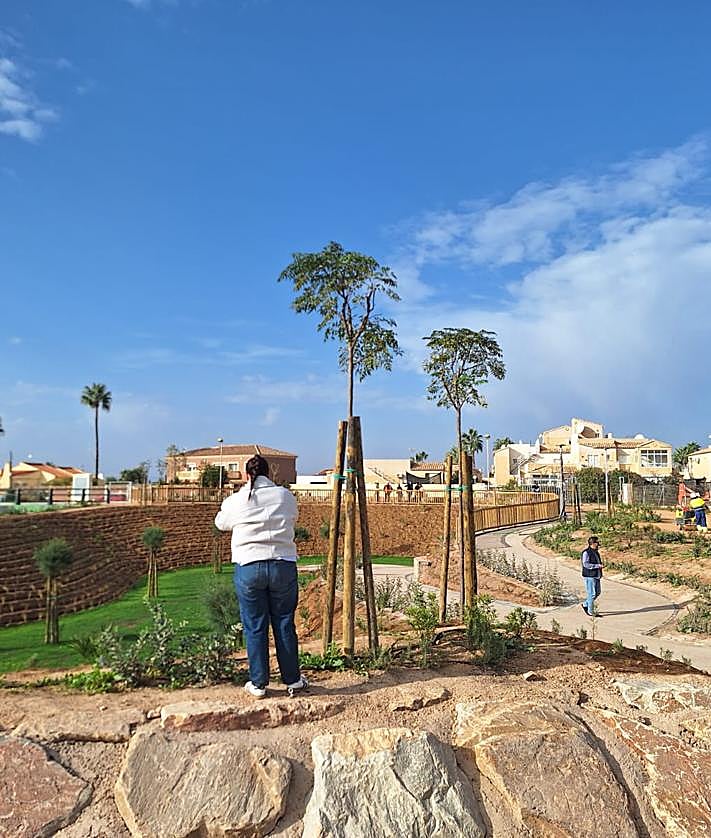 Imagen secundaria 2 - Vista del alcalde y Agamed a las obras del parque, este lunes.