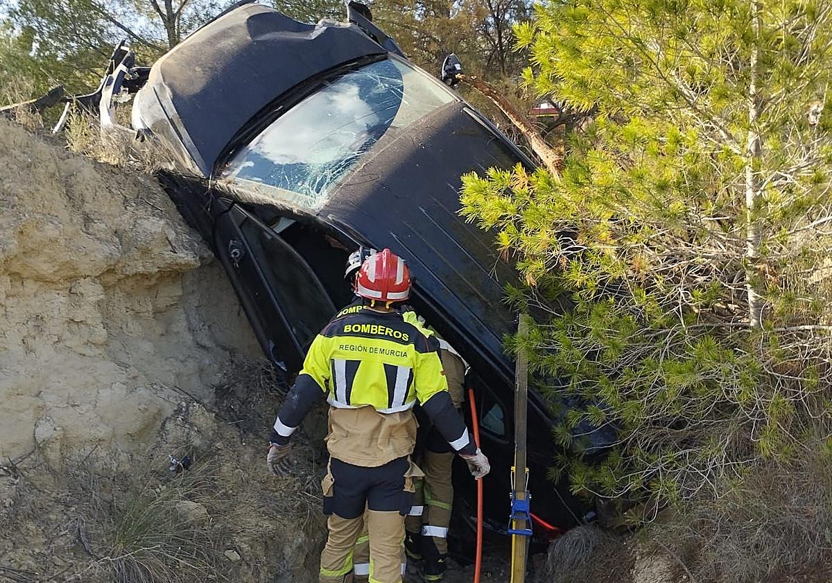 Efectivos del CEIS excarcelando al ocupante atrapado.