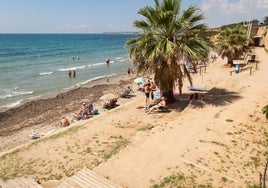 La playa de Punta Prima, en verano de 2023, el primero sin chiringuitos.