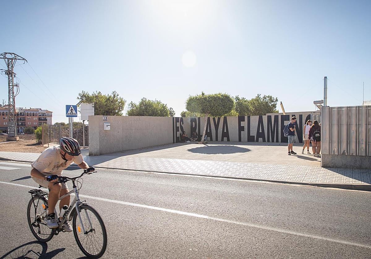 Acceso al IES Playa Flamenca, en una foto de archivo.