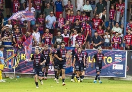 El Yeclano celebra un gol con su grada esta temporada.