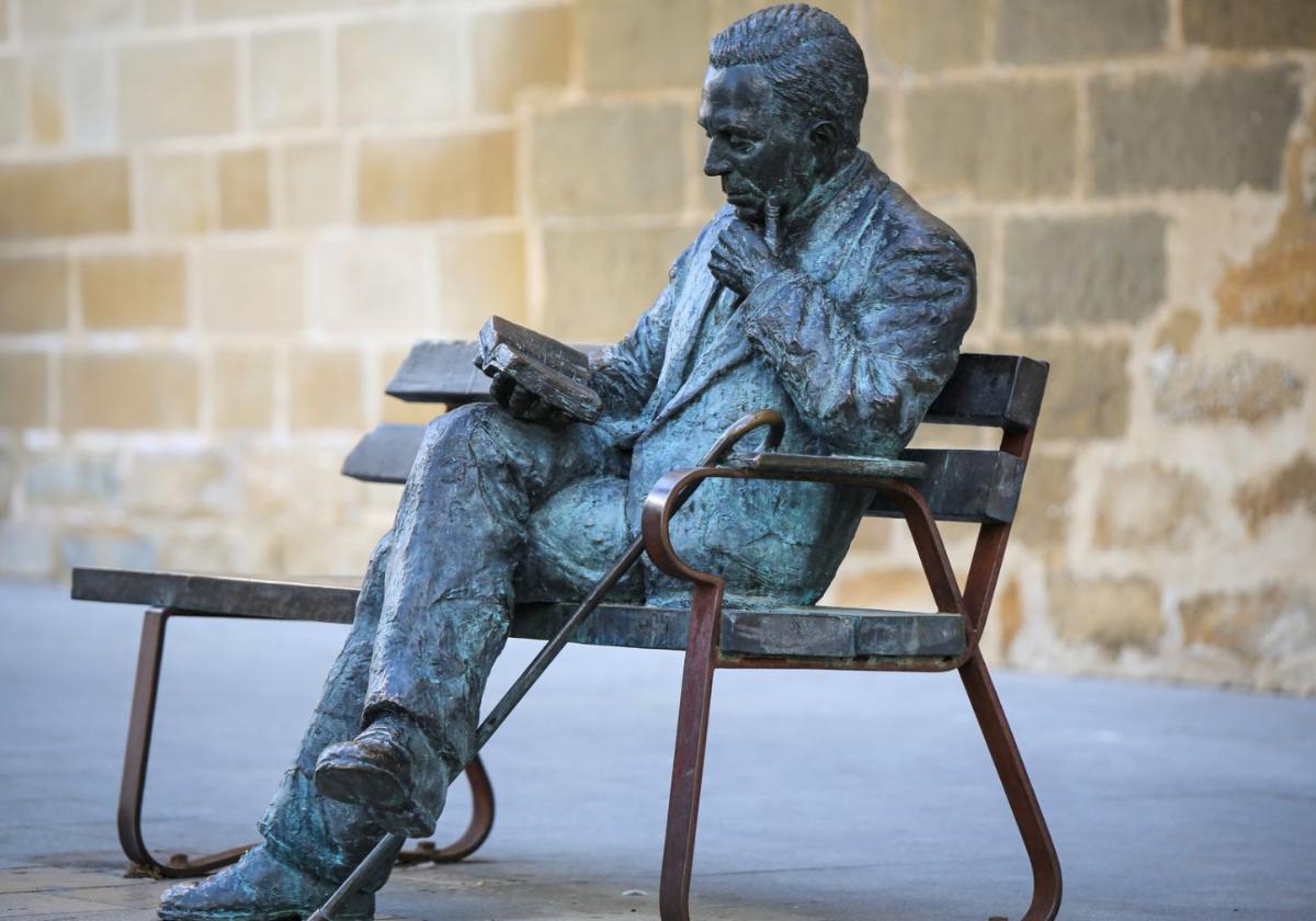 Escultura dedicada a Antonio Machado.