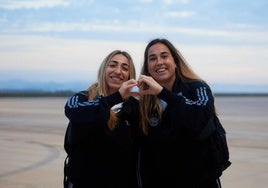 Olga Carmona y Cata Coll, ayer en la pista del aeropuerto de Corvera, antes de volar hacia Niza.