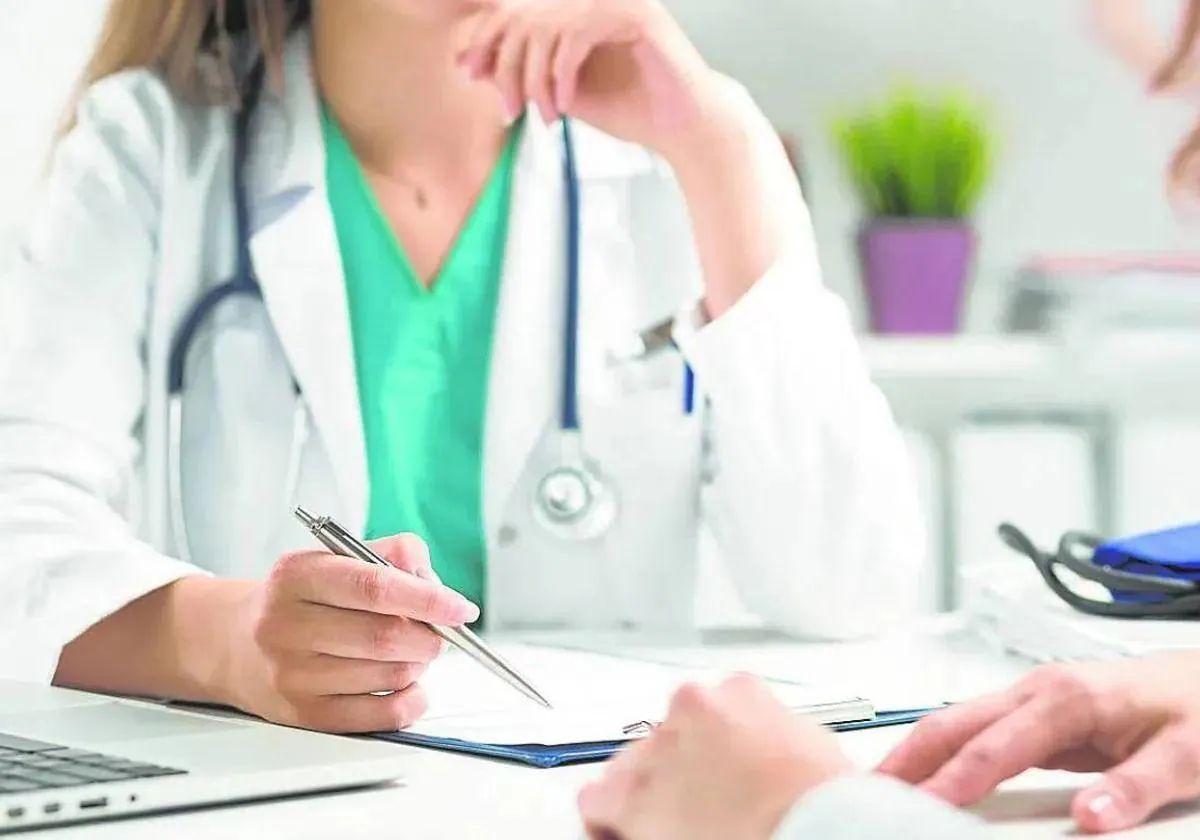 Imagen de archivo de una doctora atiendo a un paciente.