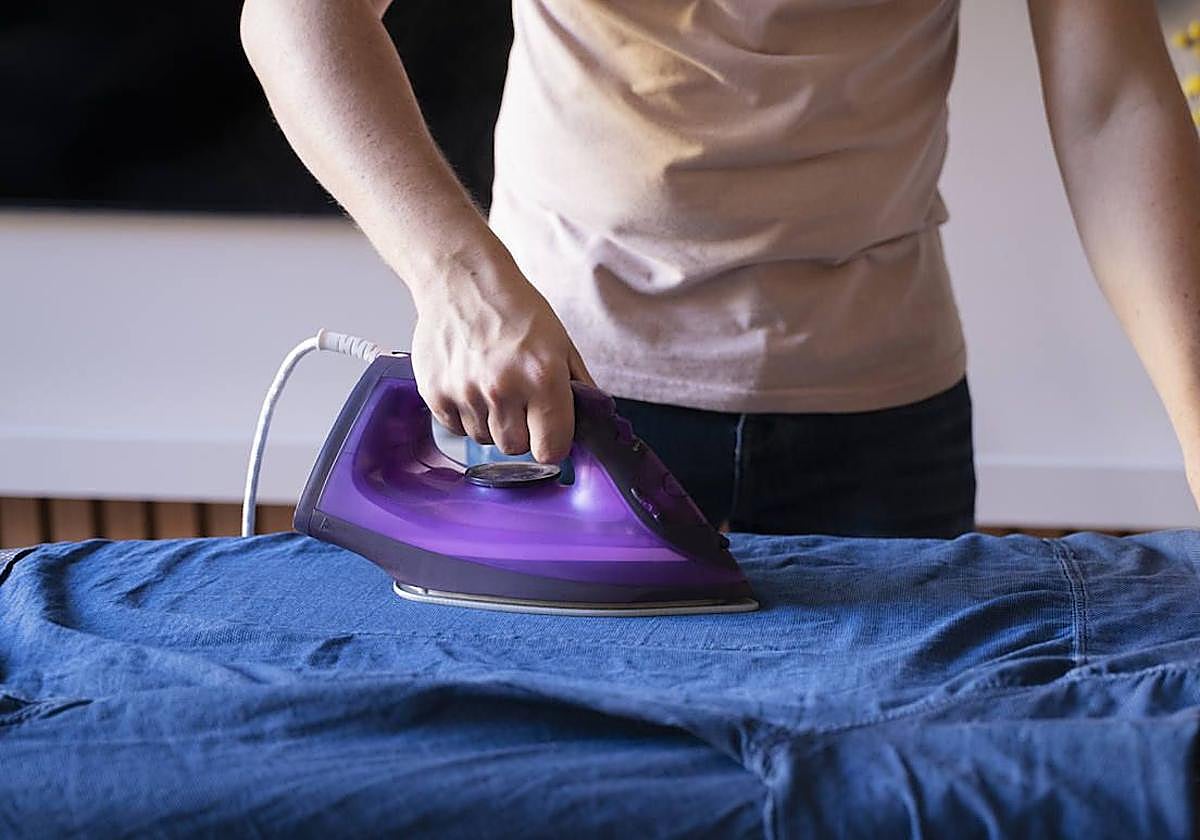 La función secreta de la ranura delantera de la plancha que muchos desconocen y puede facilitar esta tarea.