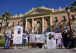 Varios familiares de las víctimas, frente al Ayuntamiento de Murcia, en el aniversario de la tragedia.