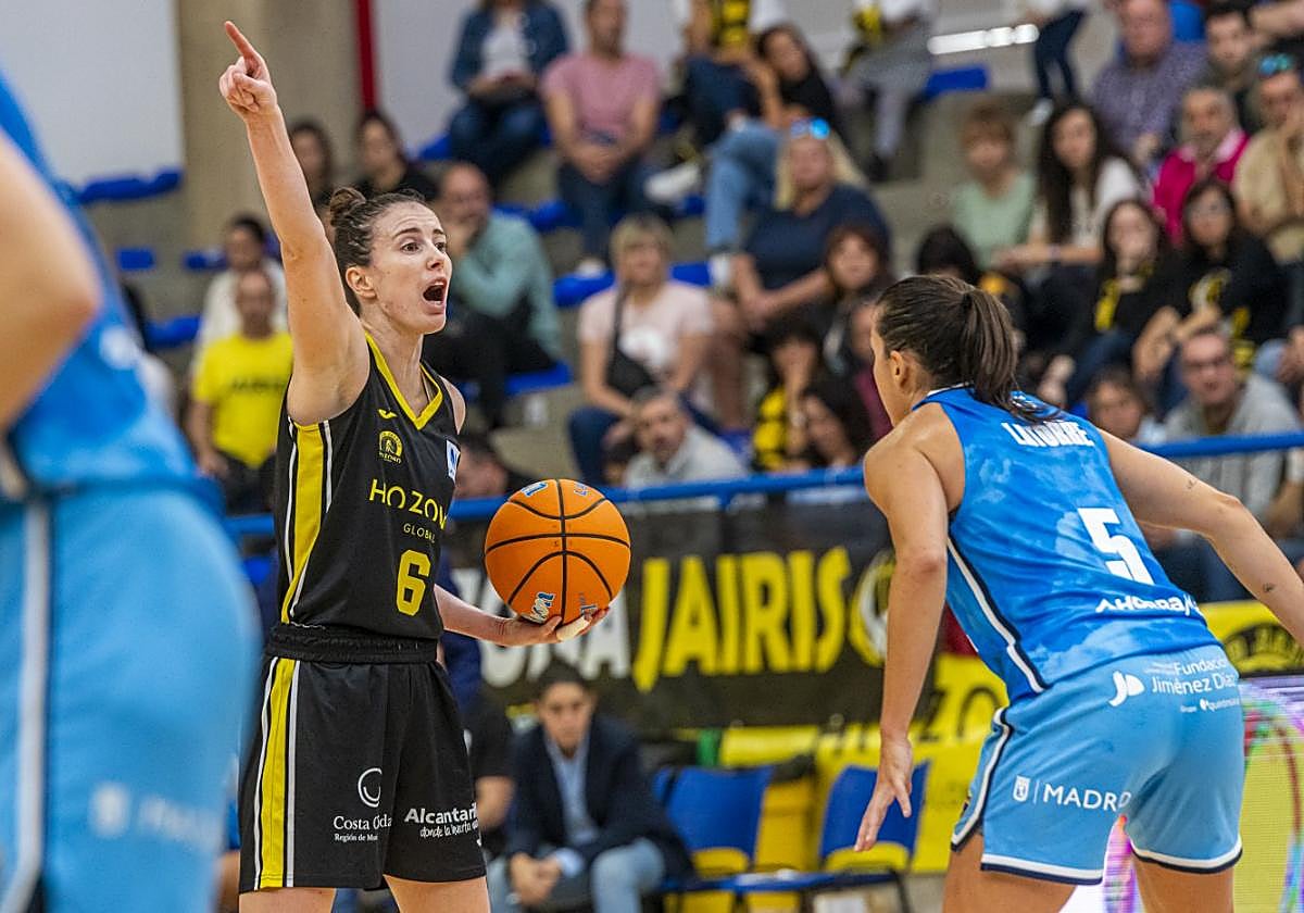 Aina Ayuso marca la jugada a seguir a sus compañeras.