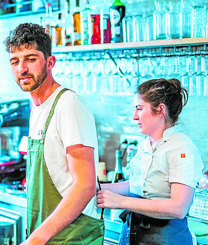 Imagen secundaria 2 - Arriba: Terraza de Ignis, en una de las características calles empedradas de la isla de Korcula. Abajo: Último toque a las berenjenas en tempura con miel OPG Komparak (de la isla) y queso de cabra local, Pilar ajusta el delantal a su pareja, Vicko.