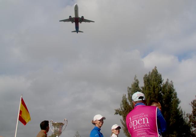 Un avión por encima del 'tee' del 1 del club de golf malagueño.