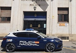 Un vehículo de la Policía Nacional frente a la Jefatura Superior de Policía, en una imagen de archivo.